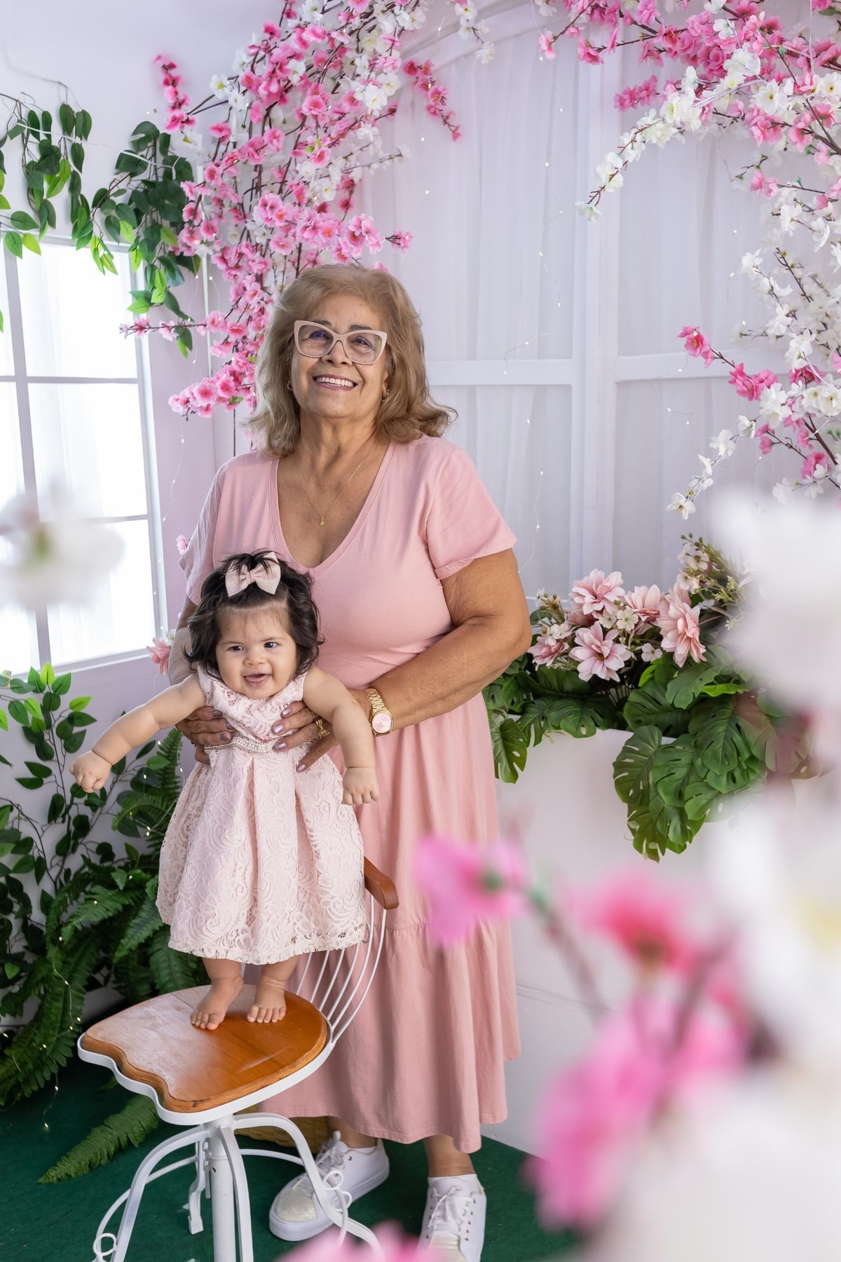 Ensaio de dia das mães em estúdio. Fotografo em Londrina especializado em ensaios de bebes, família e crianças. Momento registrado pela fotografa Giscellayne.
