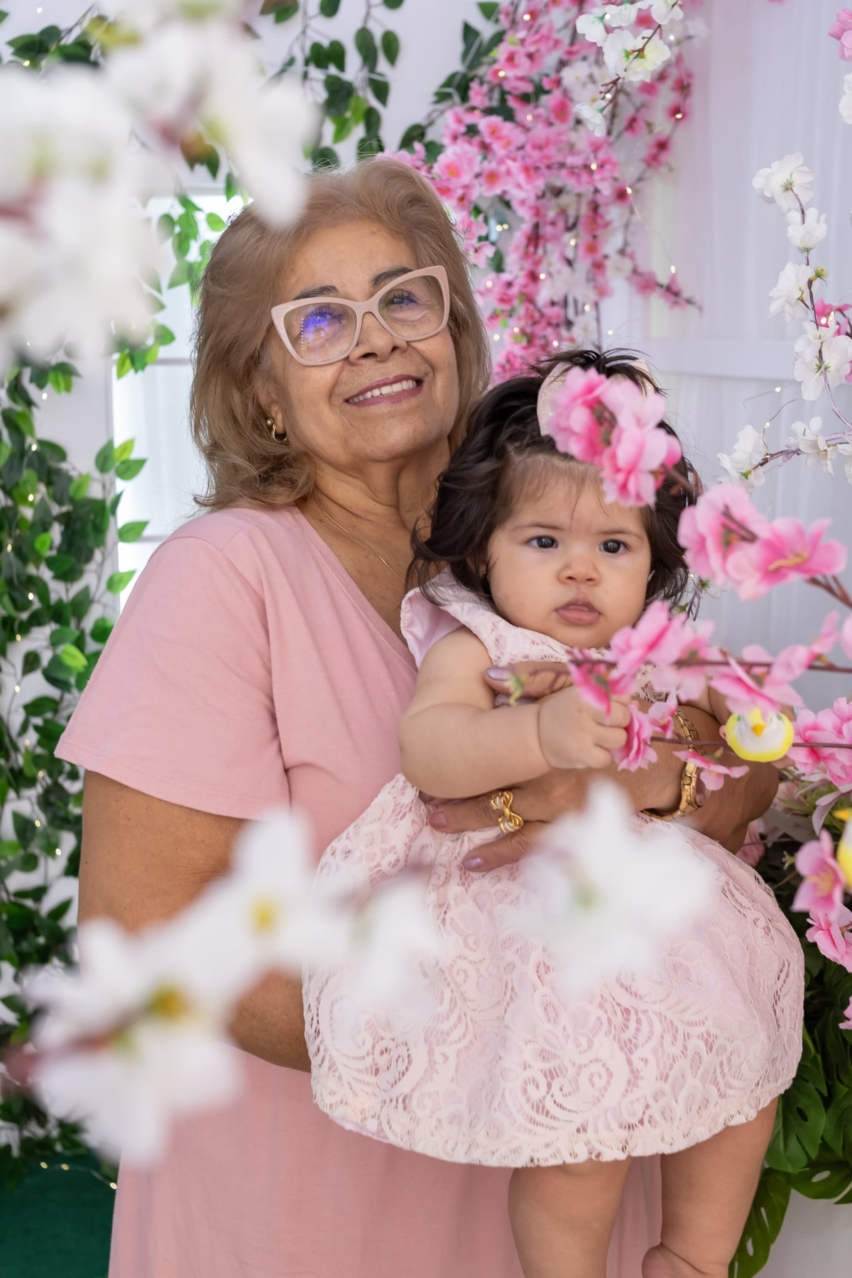 Ensaio de dia das mães em estúdio. Fotografo em Londrina especializado em ensaios de bebes, família e crianças. Momento registrado pela fotografa Giscellayne.