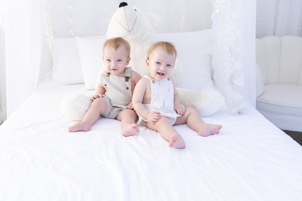 Ensaio smash the cake em estúdio. Fotografo em Londrina especializado em ensaios de bebes, família e crianças. Momento registrado pela fotografa Giscellayne.