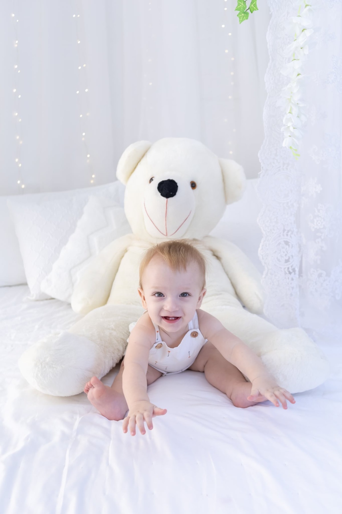 Ensaio smash the cake em estúdio. Fotografo em Londrina especializado em ensaios de bebes, família e crianças. Momento registrado pela fotografa Giscellayne.