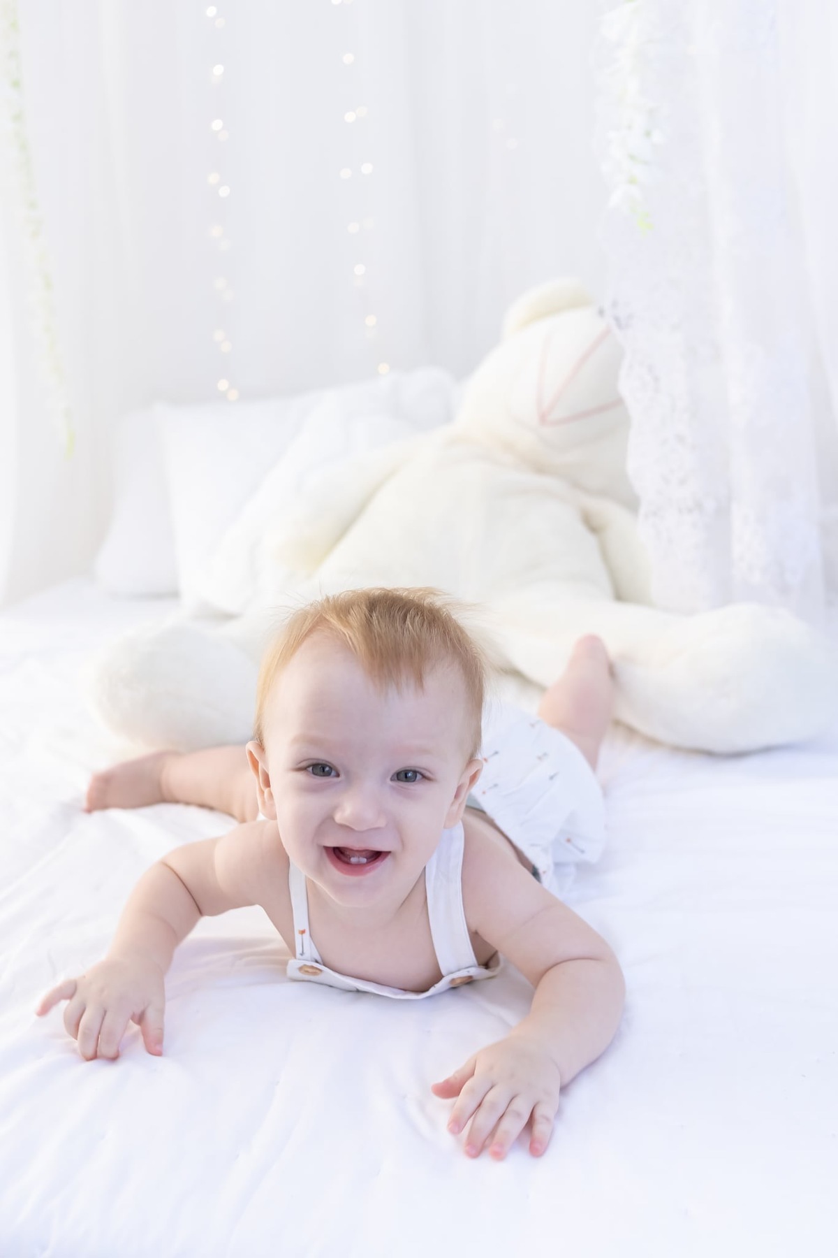 Ensaio smash the cake em estúdio. Fotografo em Londrina especializado em ensaios de bebes, família e crianças. Momento registrado pela fotografa Giscellayne.
