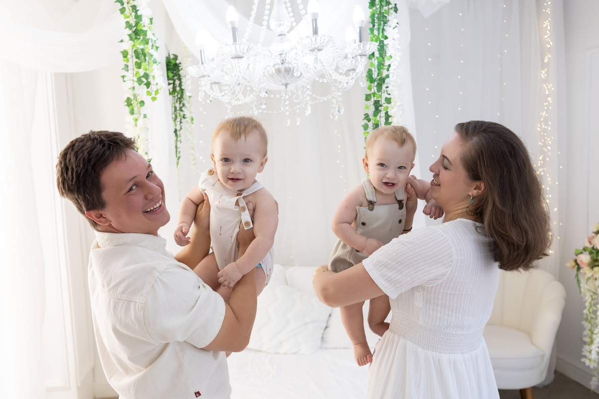 Ensaio smash the cake em estúdio. Fotografo em Londrina especializado em ensaios de bebes, família e crianças. Momento registrado pela fotografa Giscellayne.