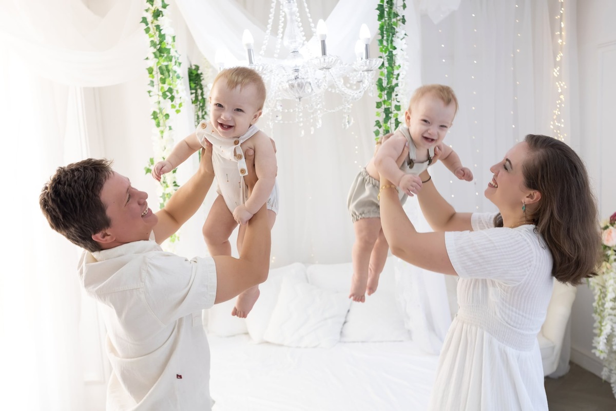 Ensaio smash the cake em estúdio. Fotografo em Londrina especializado em ensaios de bebes, família e crianças. Momento registrado pela fotografa Giscellayne.