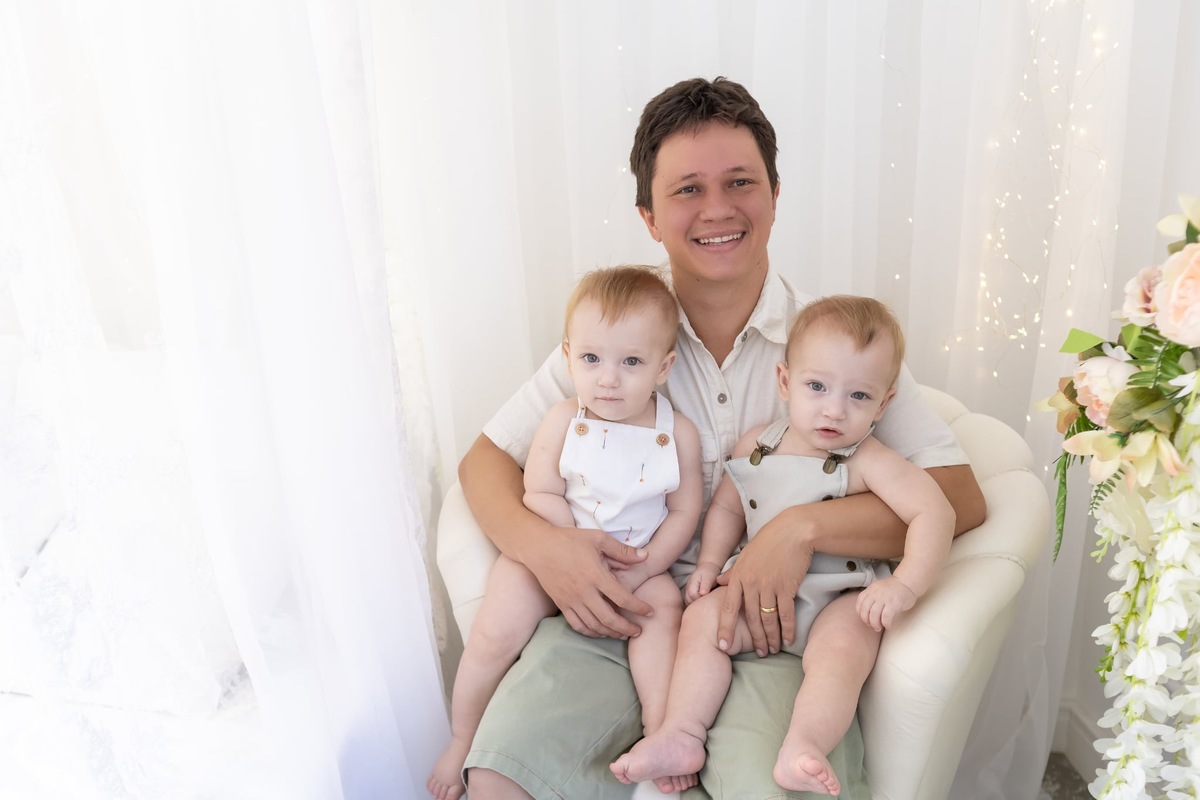 Ensaio smash the cake em estúdio. Fotografo em Londrina especializado em ensaios de bebes, família e crianças. Momento registrado pela fotografa Giscellayne.
