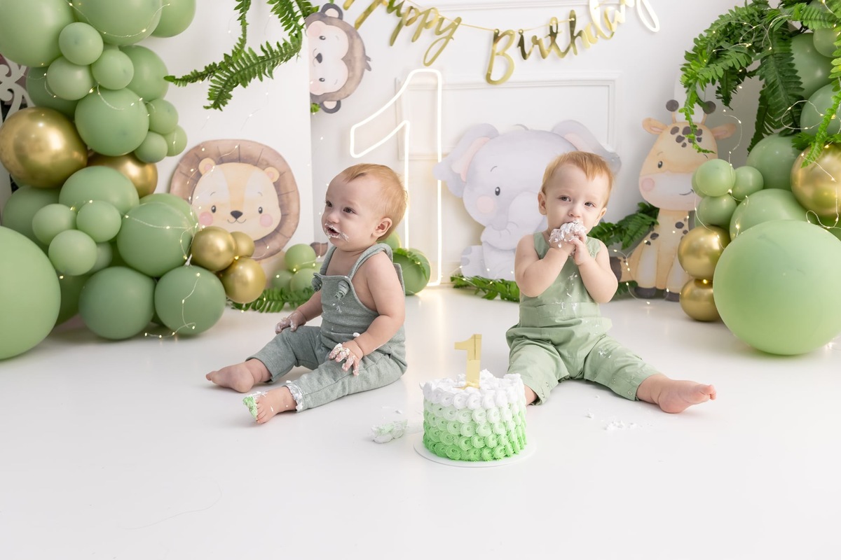 Ensaio smash the cake em estúdio. Fotografo em Londrina especializado em ensaios de bebes, família e crianças. Momento registrado pela fotografa Giscellayne.