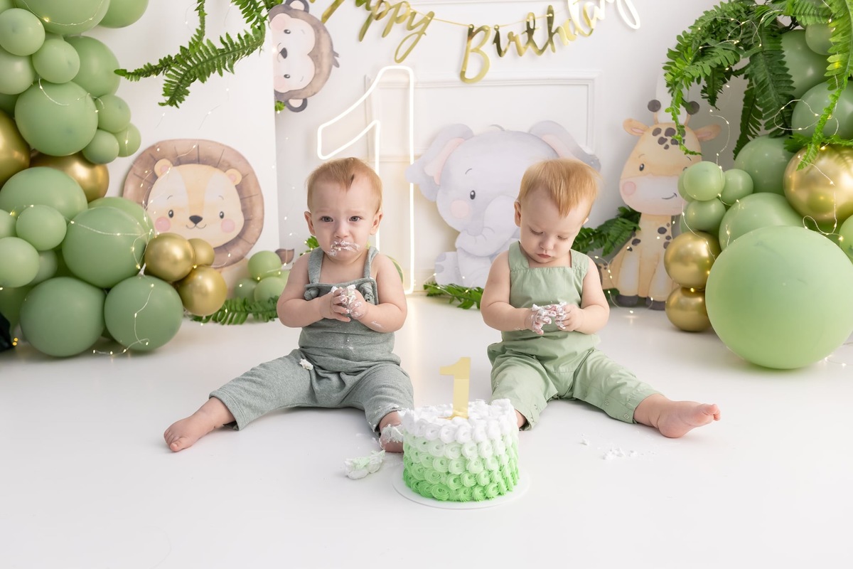 Ensaio smash the cake em estúdio. Fotografo em Londrina especializado em ensaios de bebes, família e crianças. Momento registrado pela fotografa Giscellayne.
