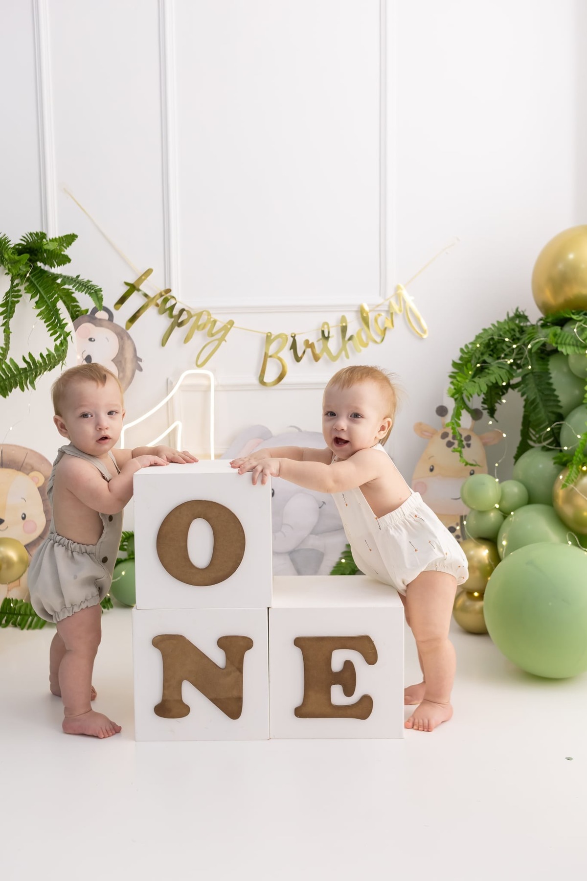 Ensaio smash the cake em estúdio. Fotografo em Londrina especializado em ensaios de bebes, família e crianças. Momento registrado pela fotografa Giscellayne.