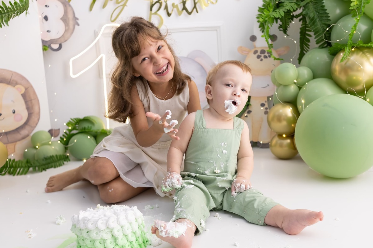 Ensaio smash the cake em estúdio. Fotografo em Londrina especializado em ensaios de bebes, família e crianças. Momento registrado pela fotografa Giscellayne.