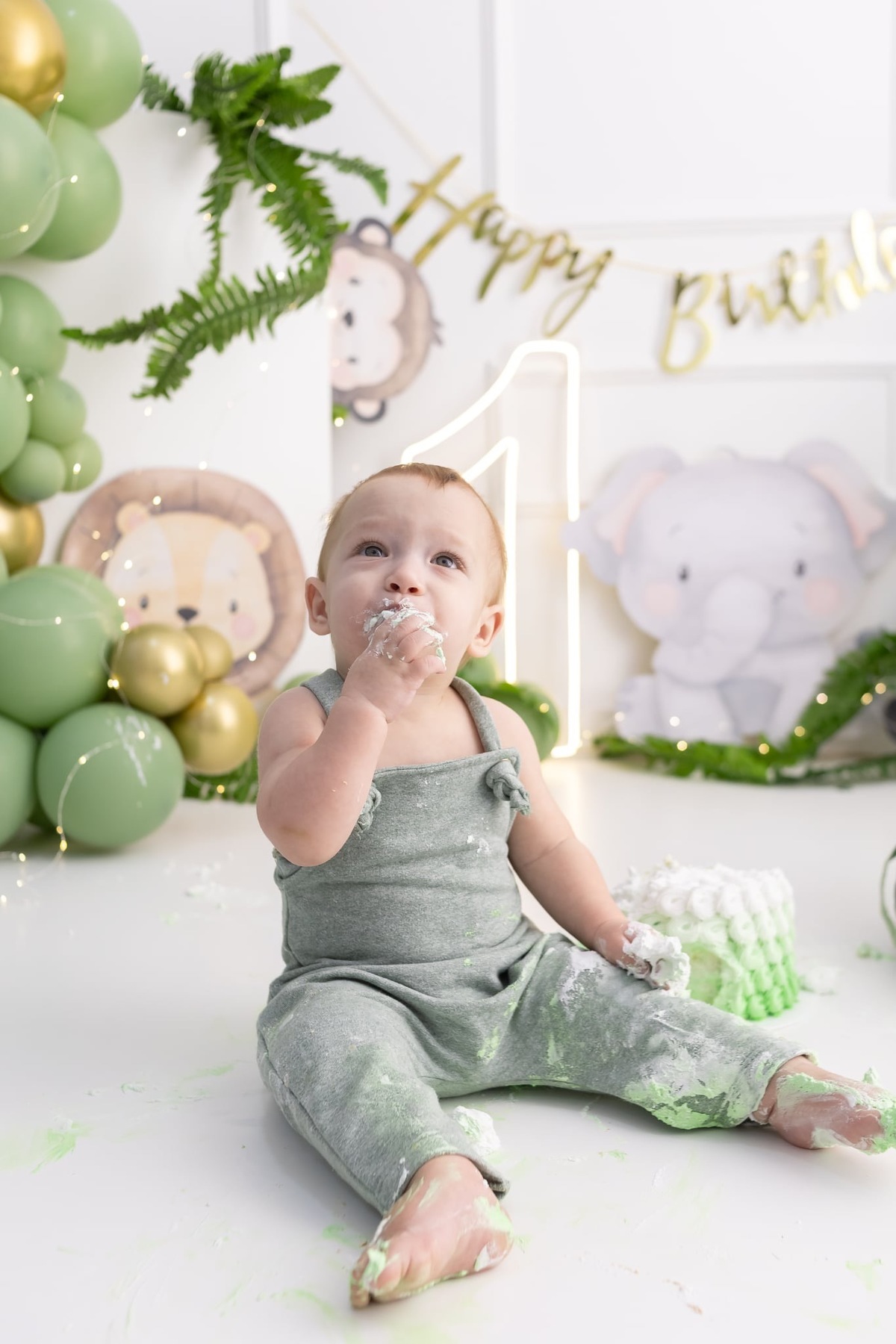 Ensaio smash the cake em estúdio. Fotografo em Londrina especializado em ensaios de bebes, família e crianças. Momento registrado pela fotografa Giscellayne.