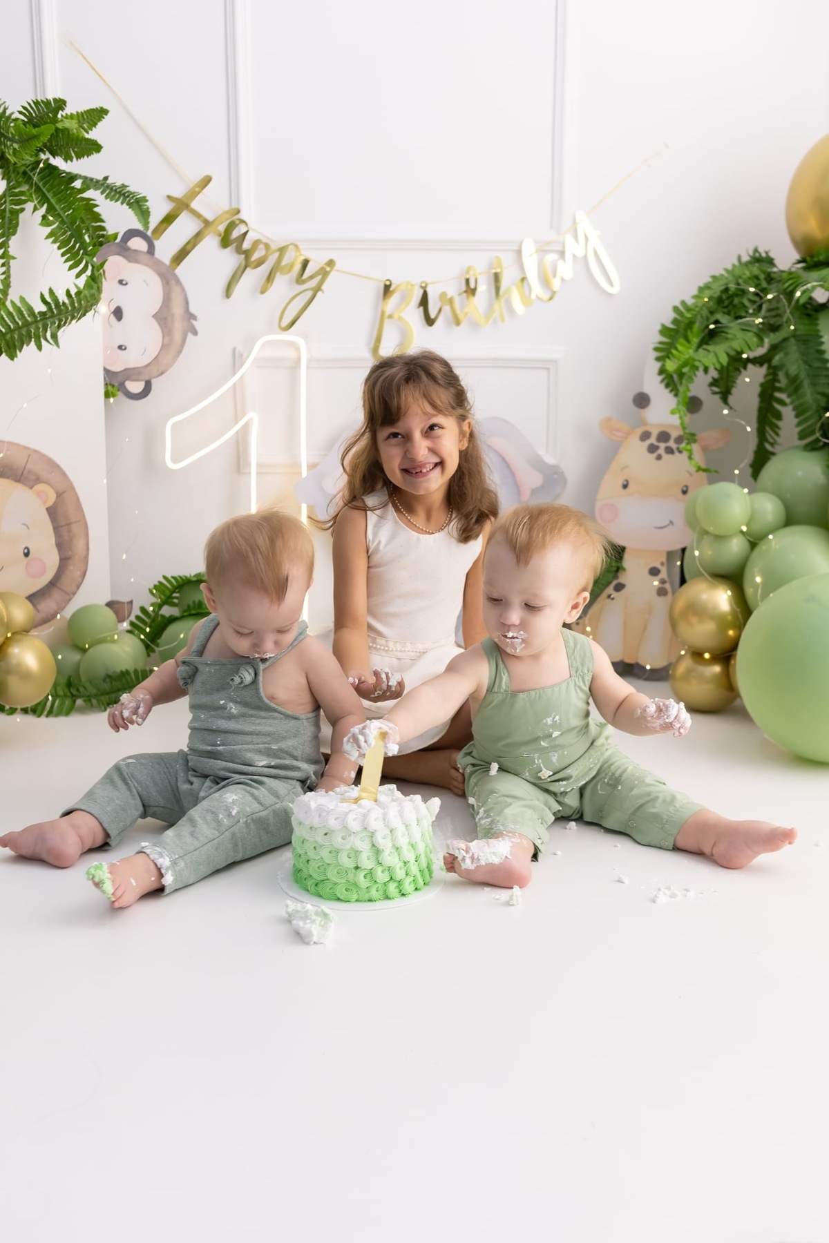 Ensaio smash the cake em estúdio. Fotografo em Londrina especializado em ensaios de bebes, família e crianças. Momento registrado pela fotografa Giscellayne.