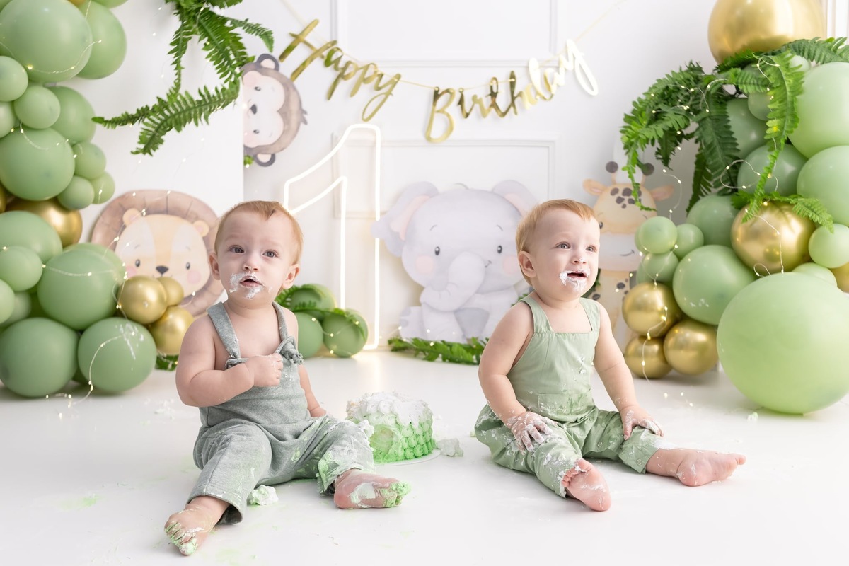 Ensaio smash the cake em estúdio. Fotografo em Londrina especializado em ensaios de bebes, família e crianças. Momento registrado pela fotografa Giscellayne.