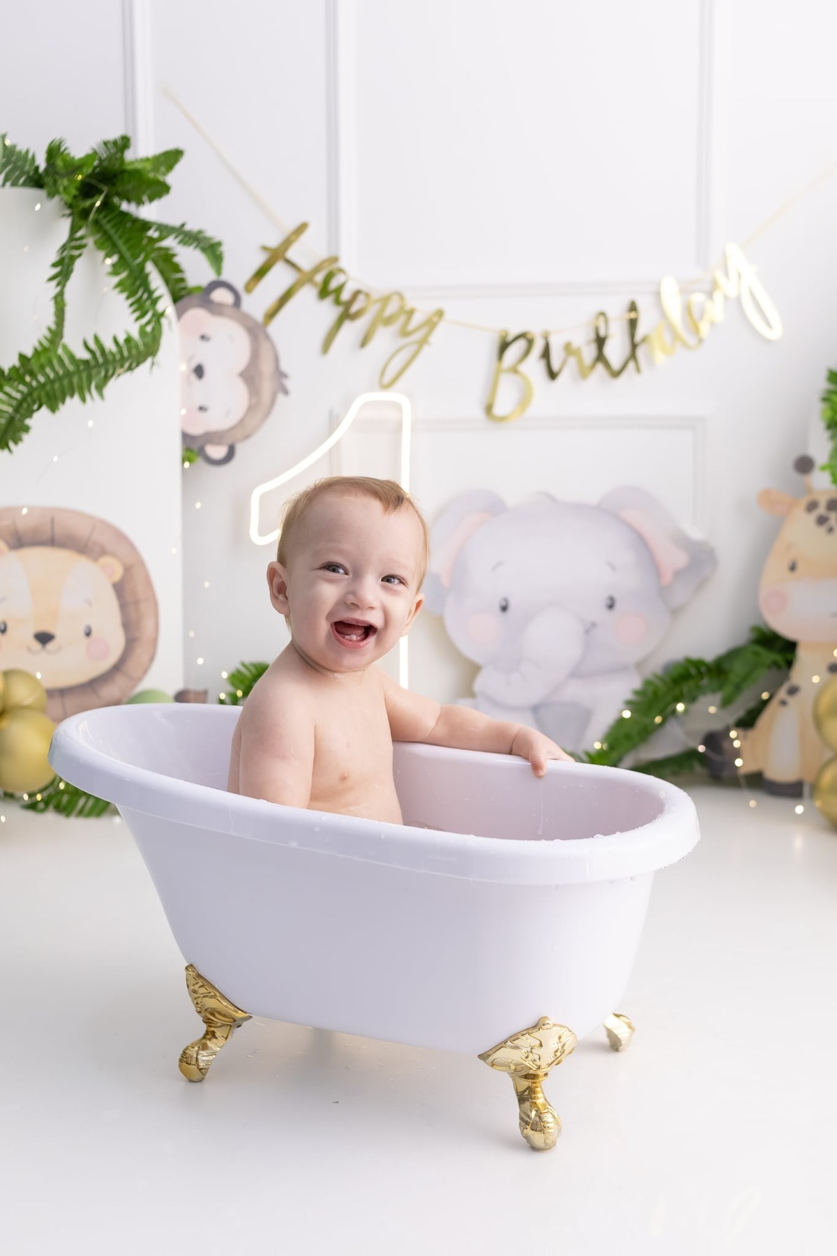 Ensaio smash the cake em estúdio. Fotografo em Londrina especializado em ensaios de bebes, família e crianças. Momento registrado pela fotografa Giscellayne.