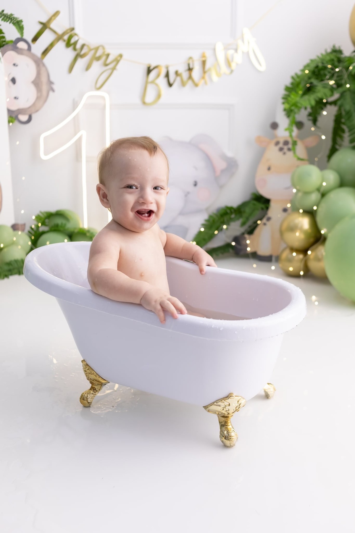 Ensaio smash the cake em estúdio. Fotografo em Londrina especializado em ensaios de bebes, família e crianças. Momento registrado pela fotografa Giscellayne.