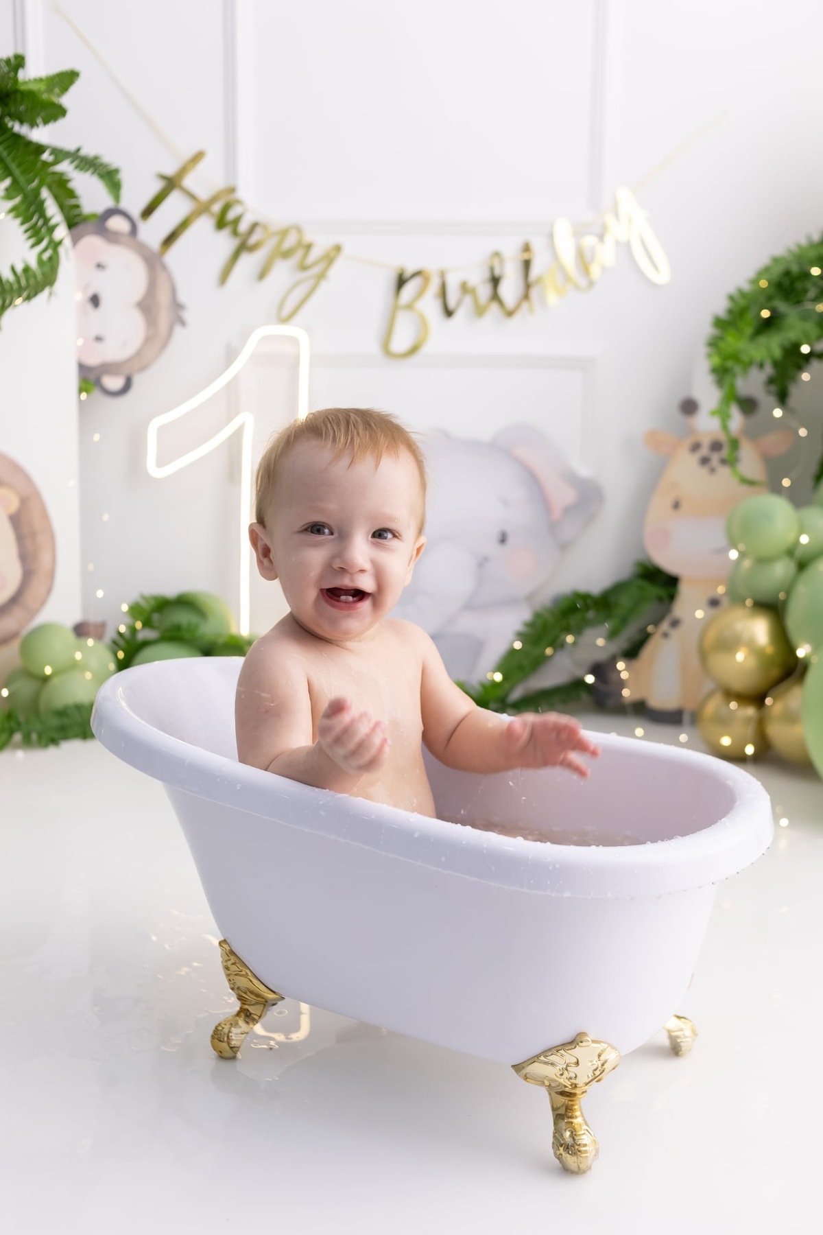 Ensaio smash the cake em estúdio. Fotografo em Londrina especializado em ensaios de bebes, família e crianças. Momento registrado pela fotografa Giscellayne.