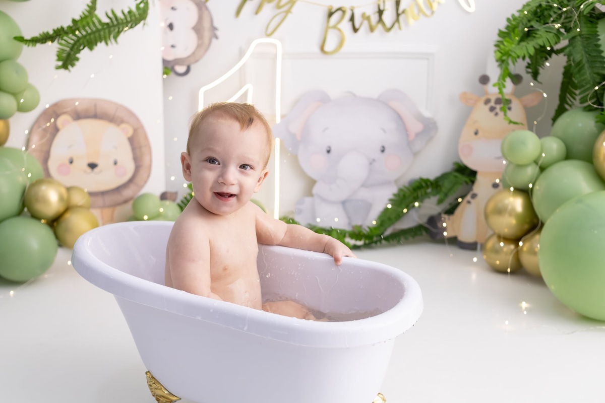 Ensaio smash the cake em estúdio. Fotografo em Londrina especializado em ensaios de bebes, família e crianças. Momento registrado pela fotografa Giscellayne.