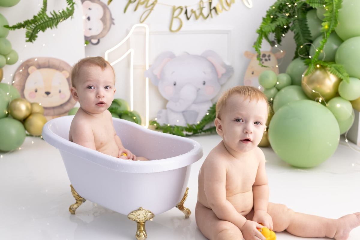 Ensaio smash the cake em estúdio. Fotografo em Londrina especializado em ensaios de bebes, família e crianças. Momento registrado pela fotografa Giscellayne.