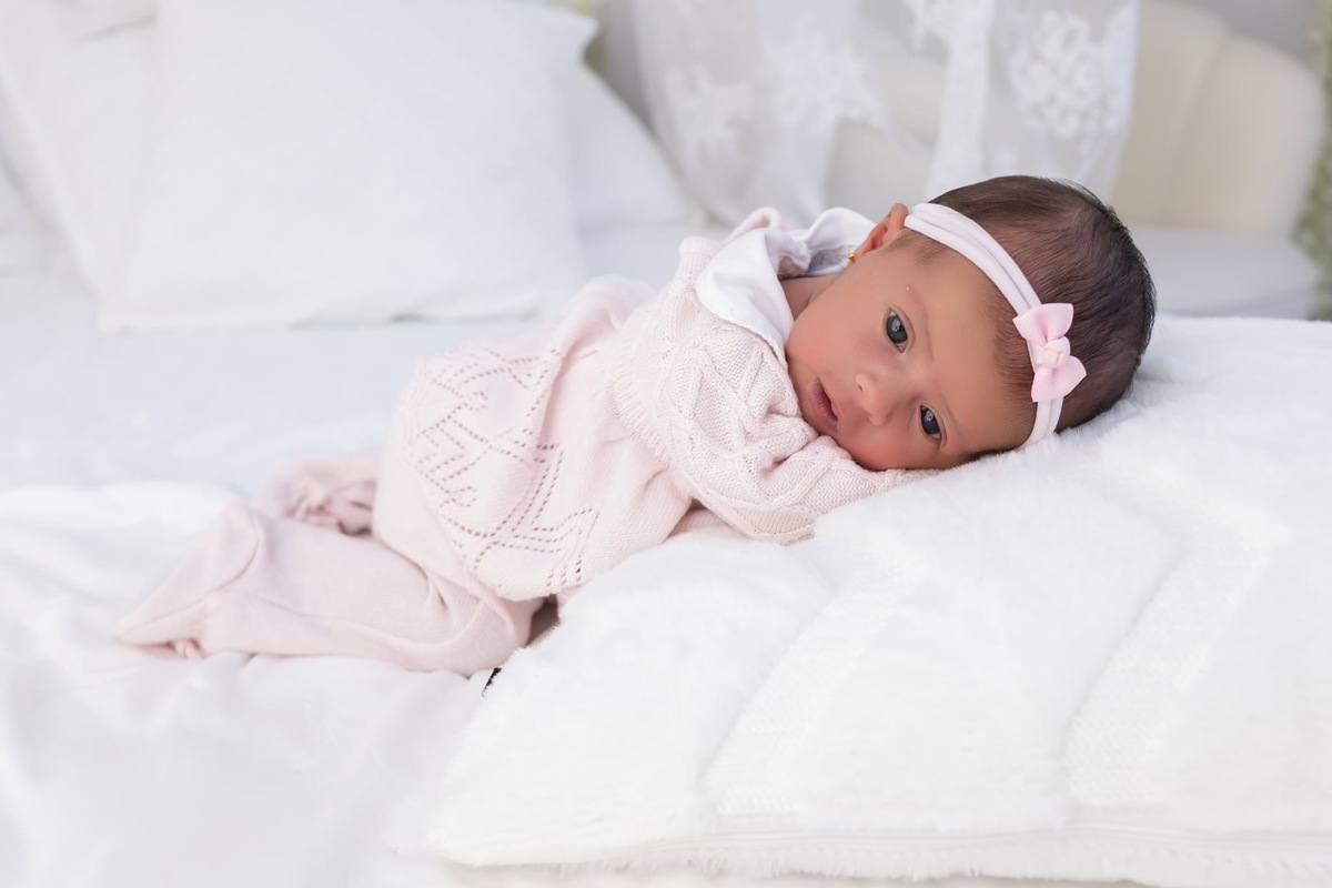 Ensaio de  Newborn em estúdio. Fotografo em Londrina especializado em ensaios de bebes, família e crianças. Momento registrado pela fotografa Giscellayne.