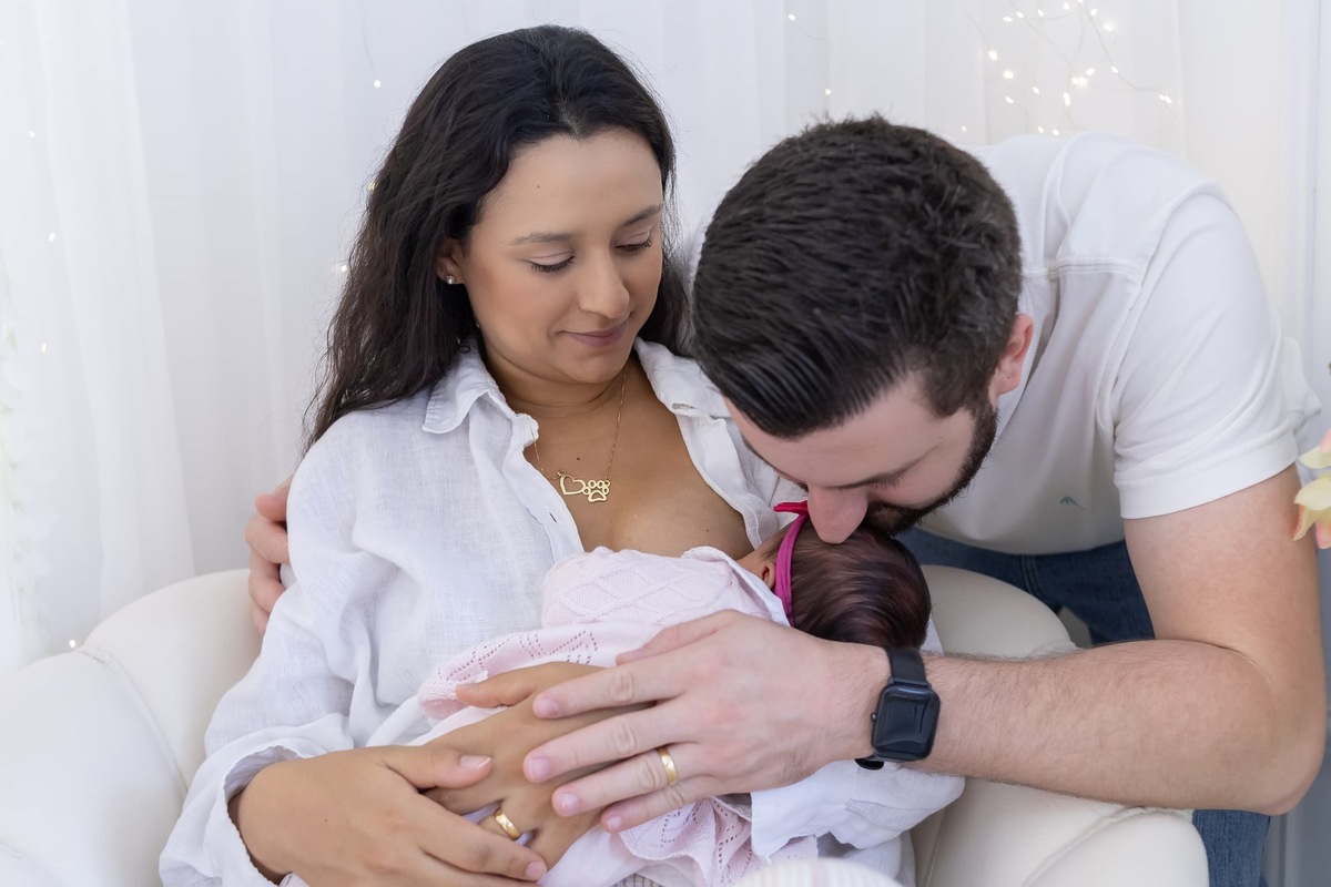 Ensaio de  Newborn em estúdio. Fotografo em Londrina especializado em ensaios de bebes, família e crianças. Momento registrado pela fotografa Giscellayne.