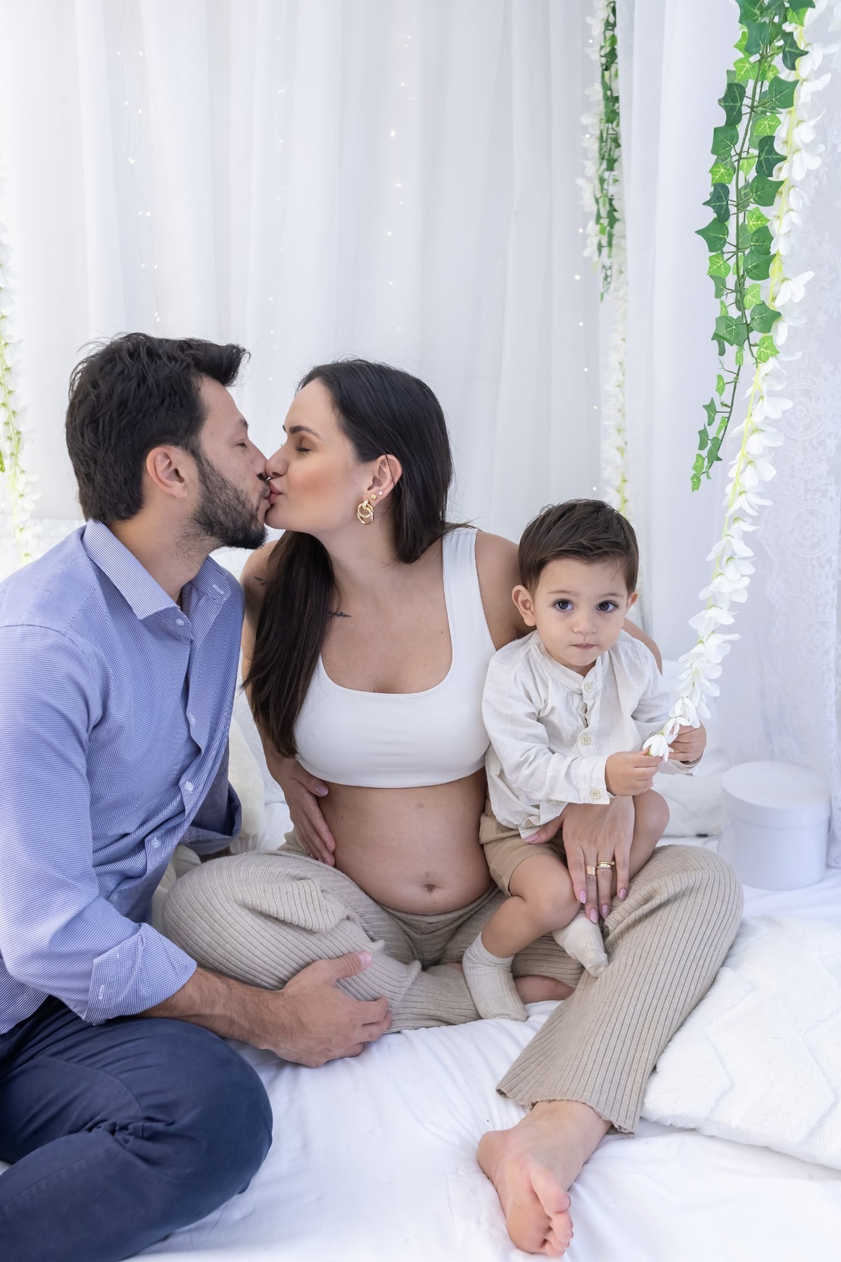 Ensaio de anunciação em estúdio. Fotografo em Londrina especializado em ensaios de bebes, família e crianças. Momento registrado pela fotografa Giscellayne.