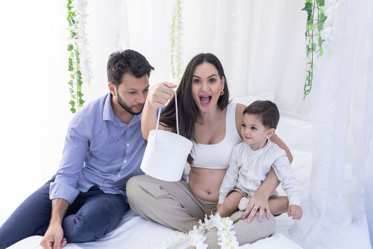 Ensaio de anunciação em estúdio. Fotografo em Londrina especializado em ensaios de bebes, família e crianças. Momento registrado pela fotografa Giscellayne.
