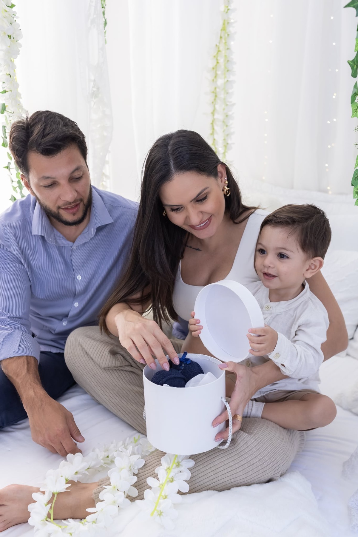 Ensaio de anunciação em estúdio. Fotografo em Londrina especializado em ensaios de bebes, família e crianças. Momento registrado pela fotografa Giscellayne.