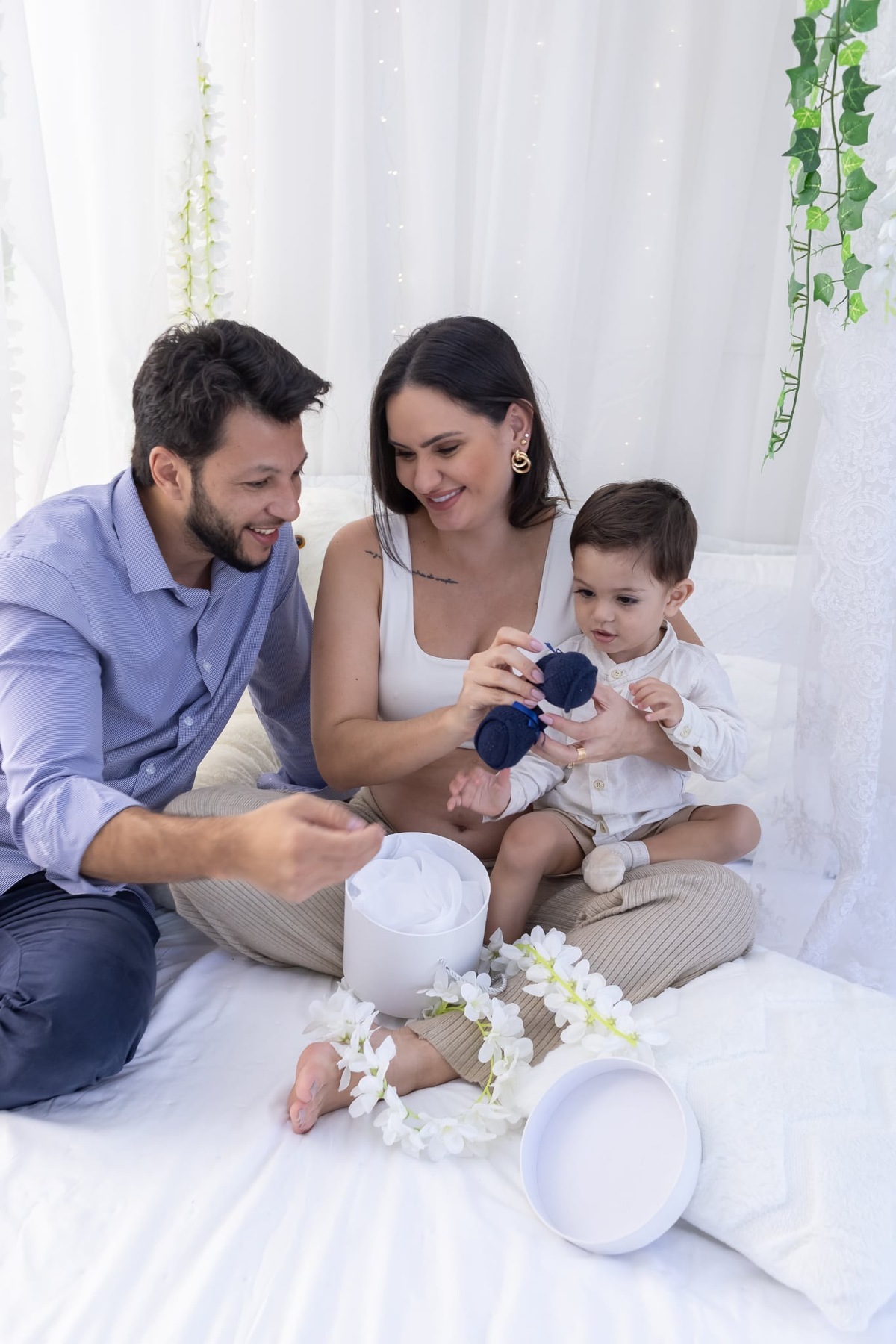 Ensaio de anunciação em estúdio. Fotografo em Londrina especializado em ensaios de bebes, família e crianças. Momento registrado pela fotografa Giscellayne.