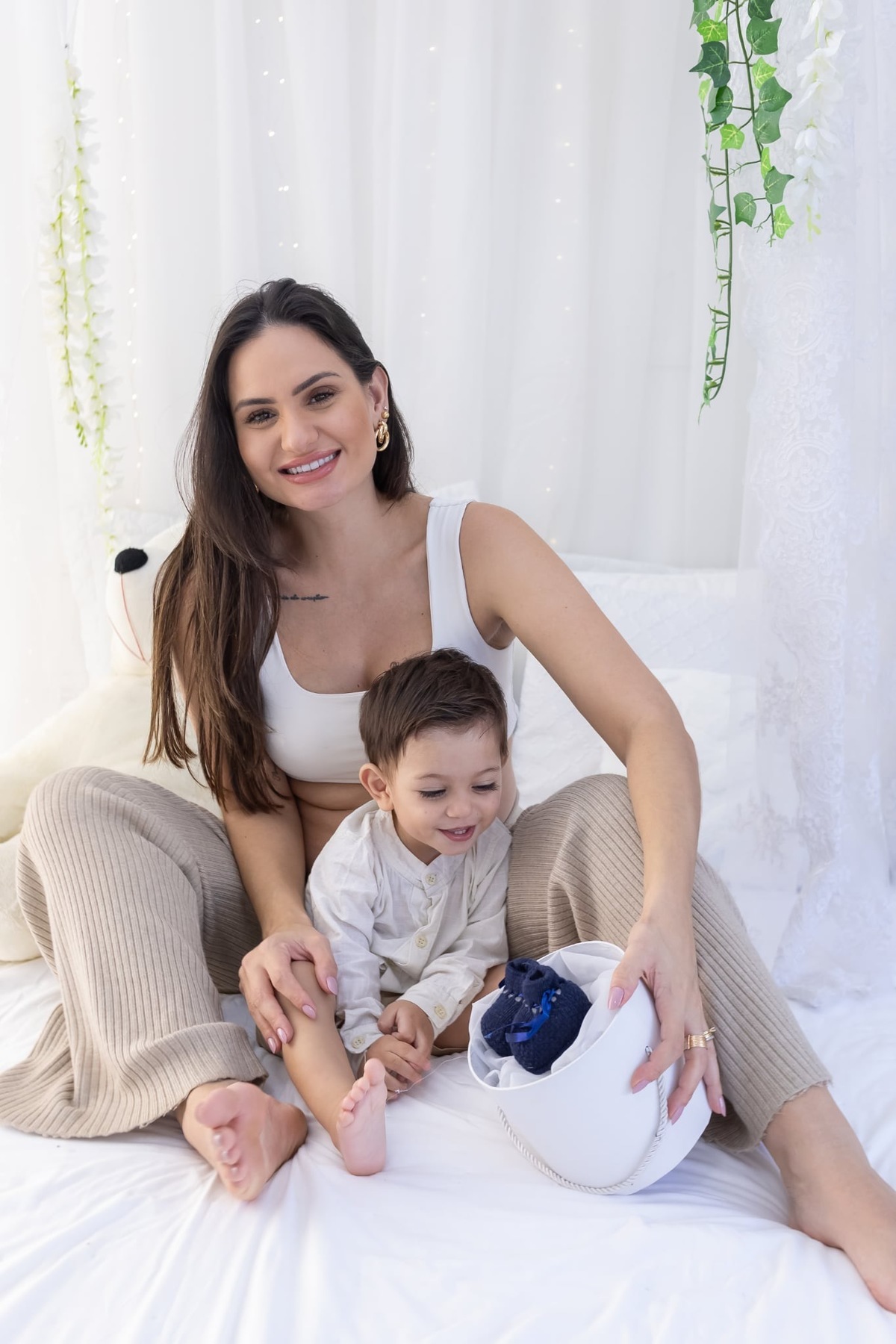 Ensaio de anunciação em estúdio. Fotografo em Londrina especializado em ensaios de bebes, família e crianças. Momento registrado pela fotografa Giscellayne.