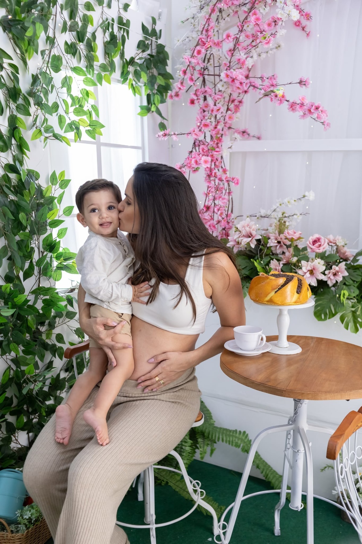Ensaio de anunciação em estúdio. Fotografo em Londrina especializado em ensaios de bebes, família e crianças. Momento registrado pela fotografa Giscellayne.