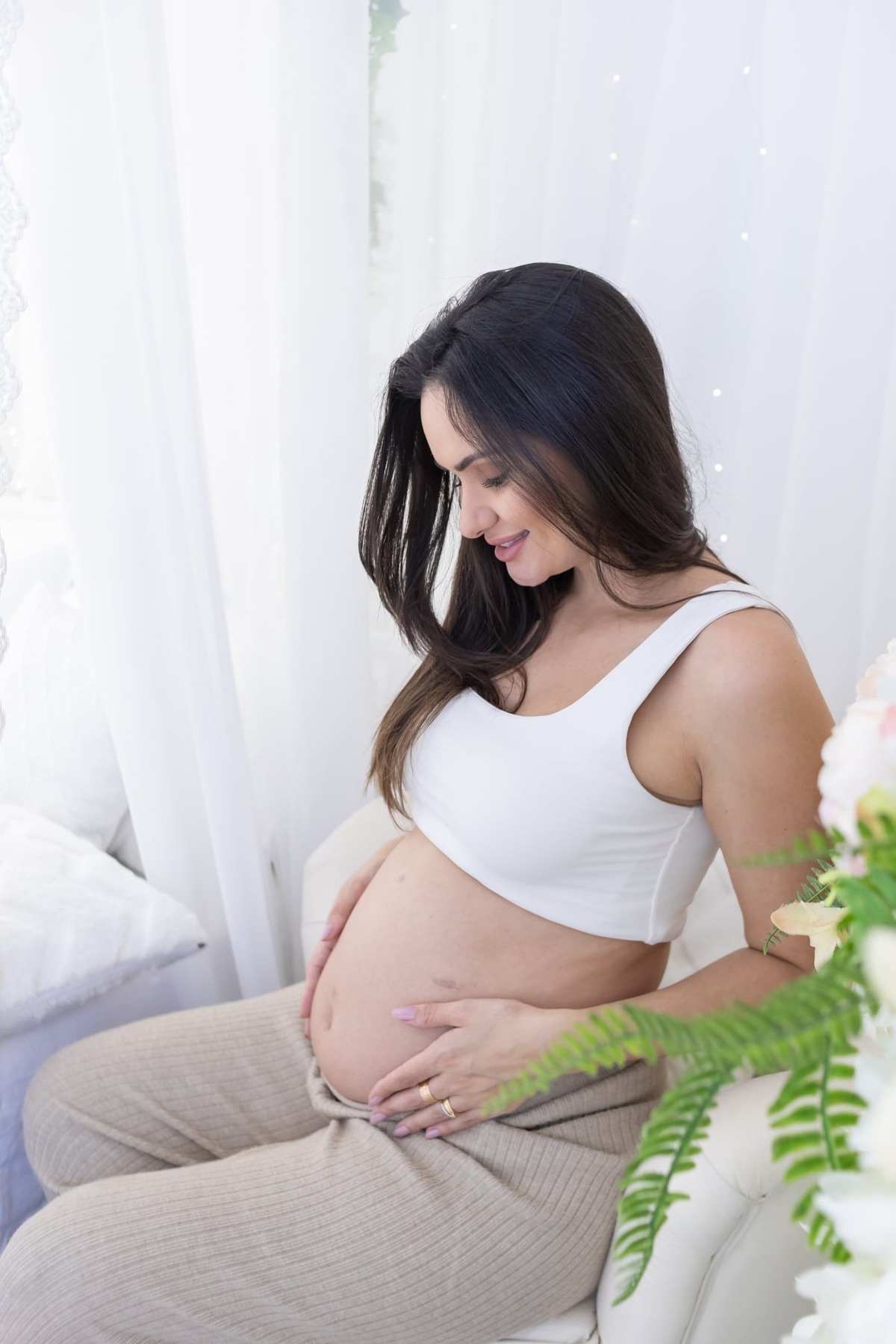 Ensaio de anunciação em estúdio. Fotografo em Londrina especializado em ensaios de bebes, família e crianças. Momento registrado pela fotografa Giscellayne.