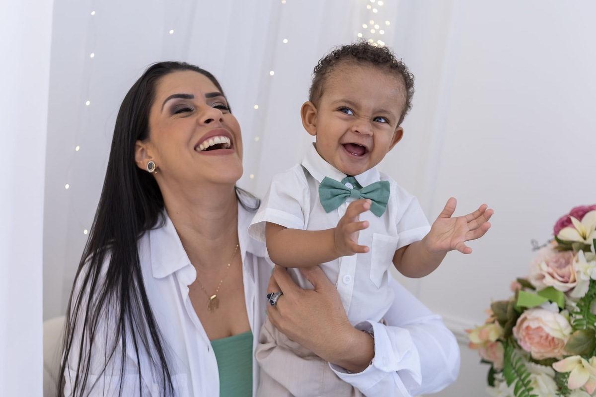 Ensaio de smash the cake em estúdio. Fotografo em Londrina especializado em ensaios de bebes, família e crianças. Momento registrado pela fotografa Giscellayne.