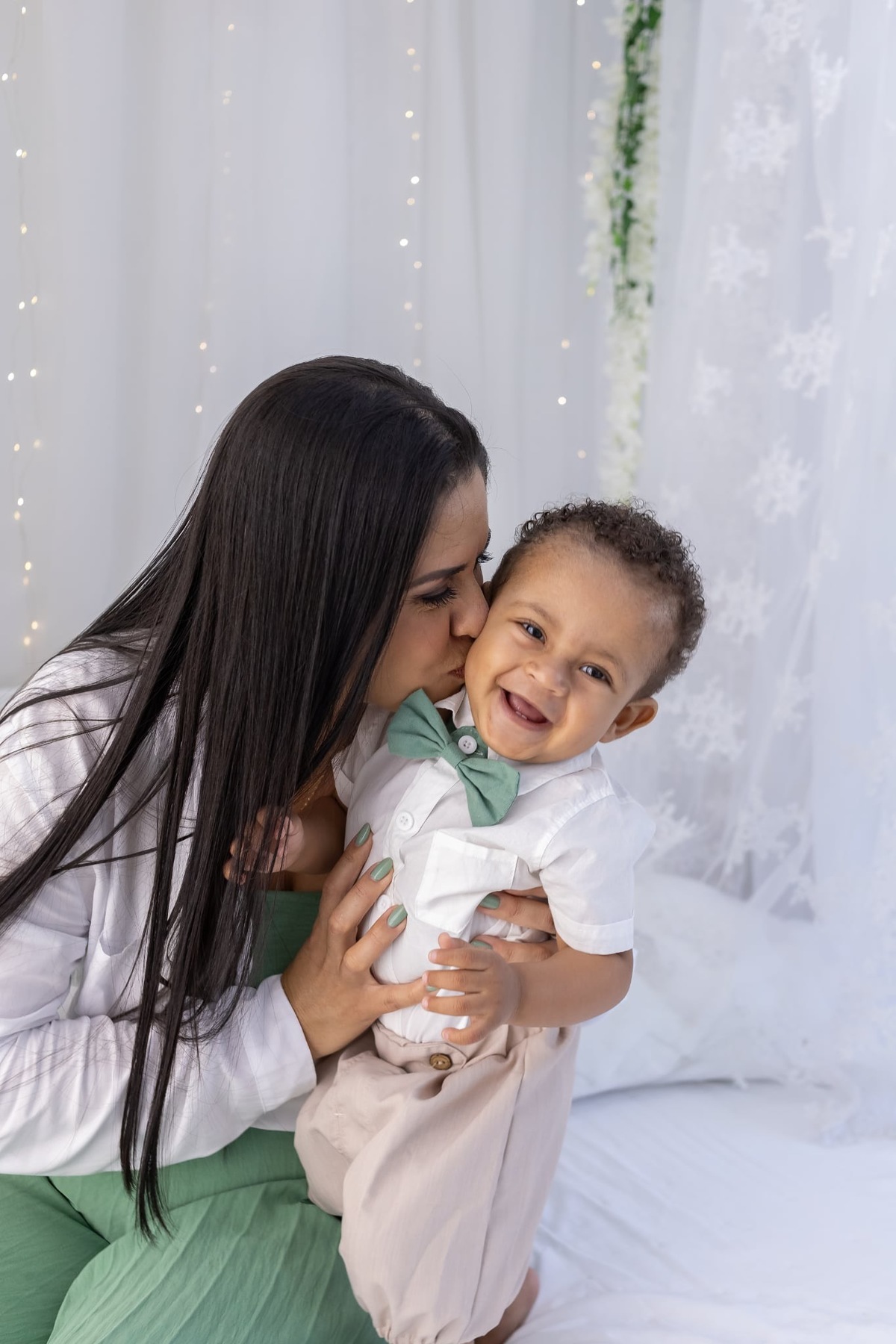 Ensaio de smash the cake em estúdio. Fotografo em Londrina especializado em ensaios de bebes, família e crianças. Momento registrado pela fotografa Giscellayne.