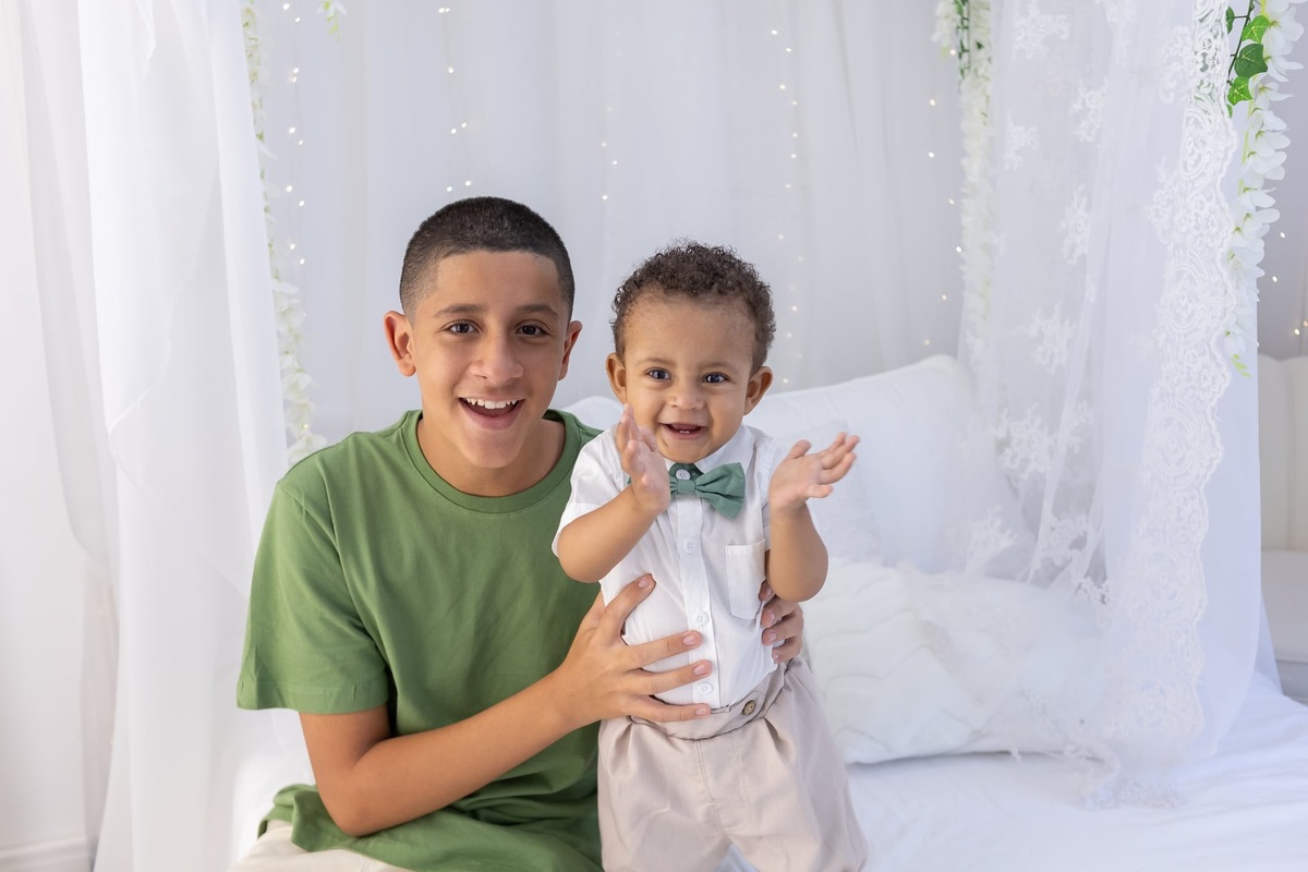 Ensaio de smash the cake em estúdio. Fotografo em Londrina especializado em ensaios de bebes, família e crianças. Momento registrado pela fotografa Giscellayne.