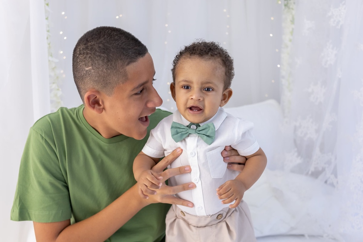 Ensaio de smash the cake em estúdio. Fotografo em Londrina especializado em ensaios de bebes, família e crianças. Momento registrado pela fotografa Giscellayne.