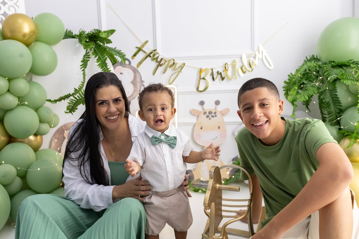 Ensaio de smash the cake em estúdio. Fotografo em Londrina especializado em ensaios de bebes, família e crianças. Momento registrado pela fotografa Giscellayne.