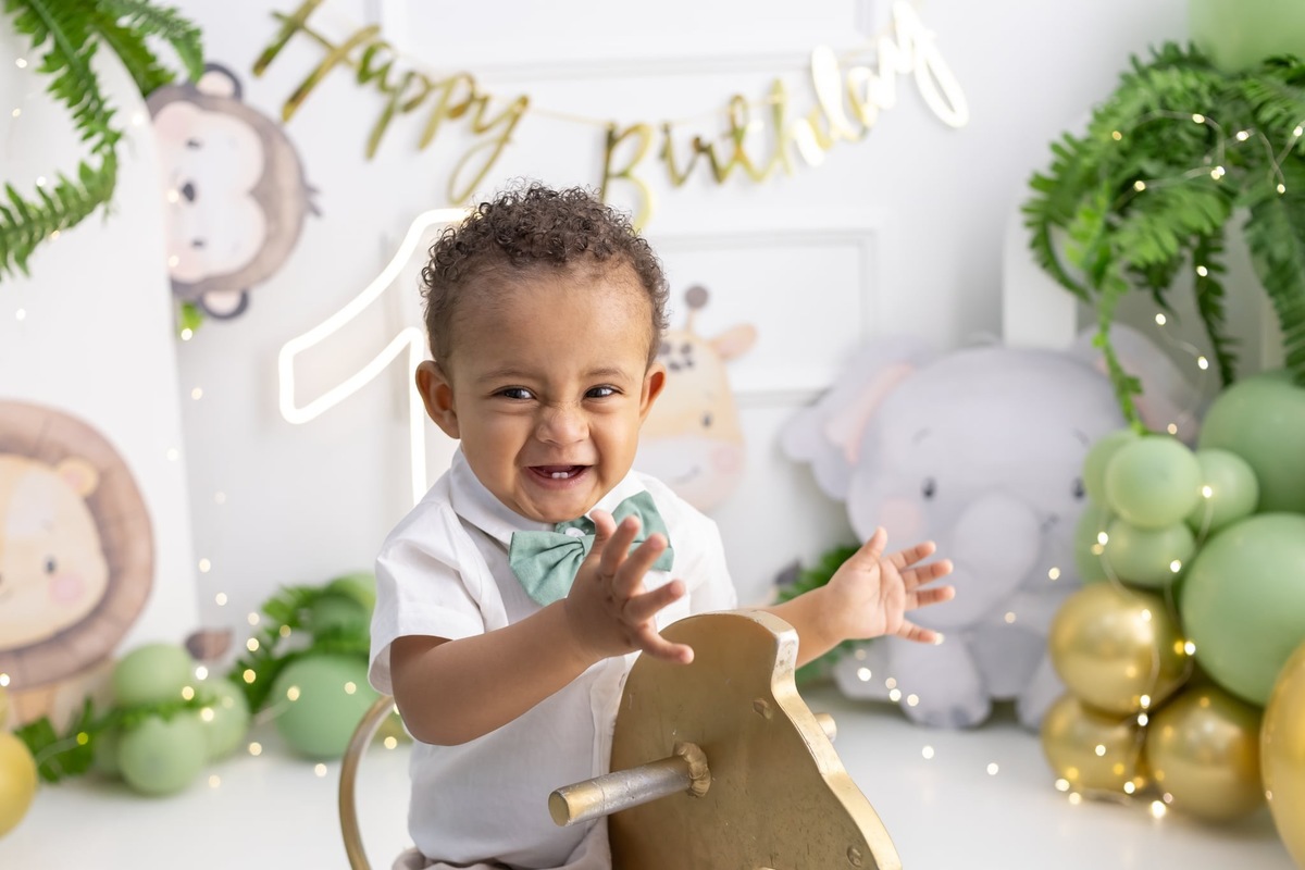 Ensaio de smash the cake em estúdio. Fotografo em Londrina especializado em ensaios de bebes, família e crianças. Momento registrado pela fotografa Giscellayne.