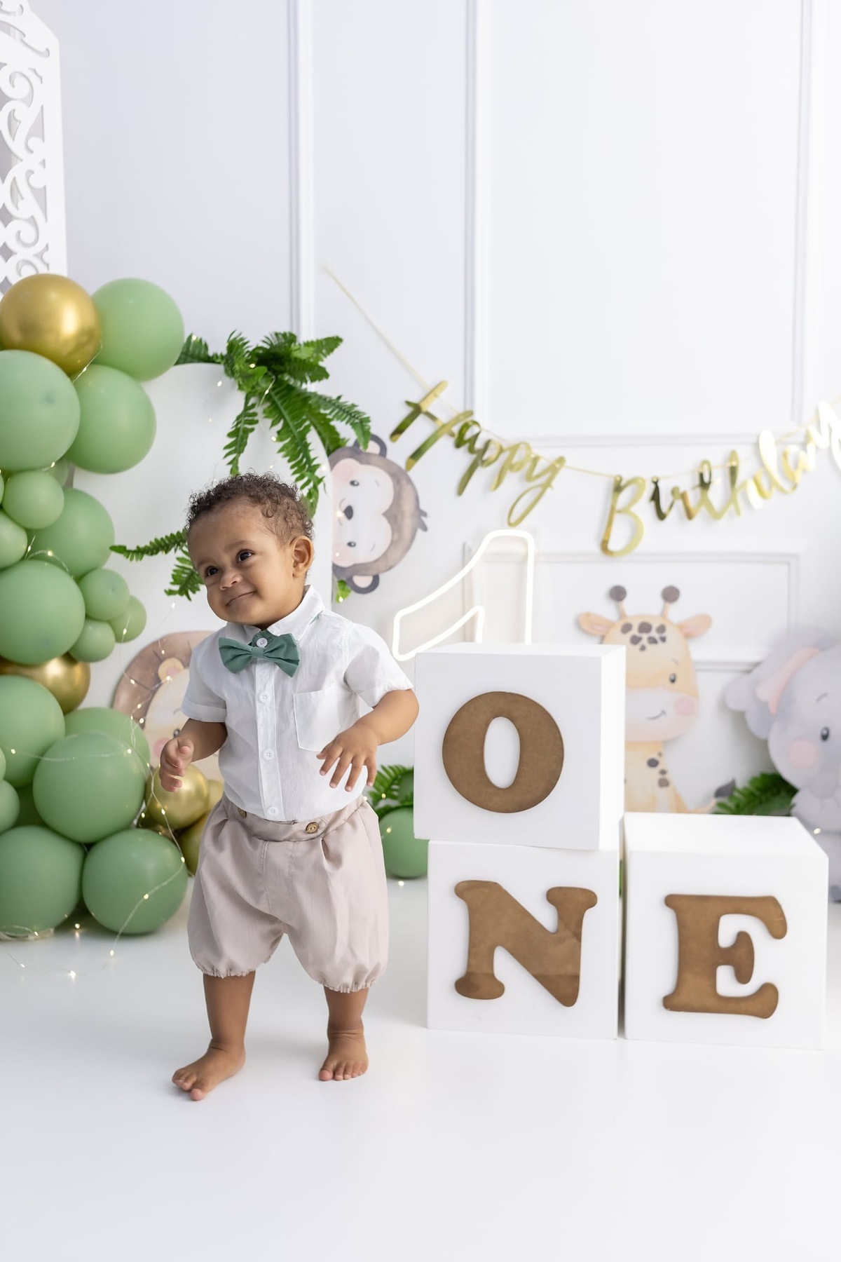 Ensaio de smash the cake em estúdio. Fotografo em Londrina especializado em ensaios de bebes, família e crianças. Momento registrado pela fotografa Giscellayne.