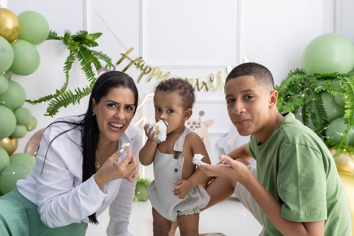 Ensaio de smash the cake em estúdio. Fotografo em Londrina especializado em ensaios de bebes, família e crianças. Momento registrado pela fotografa Giscellayne.