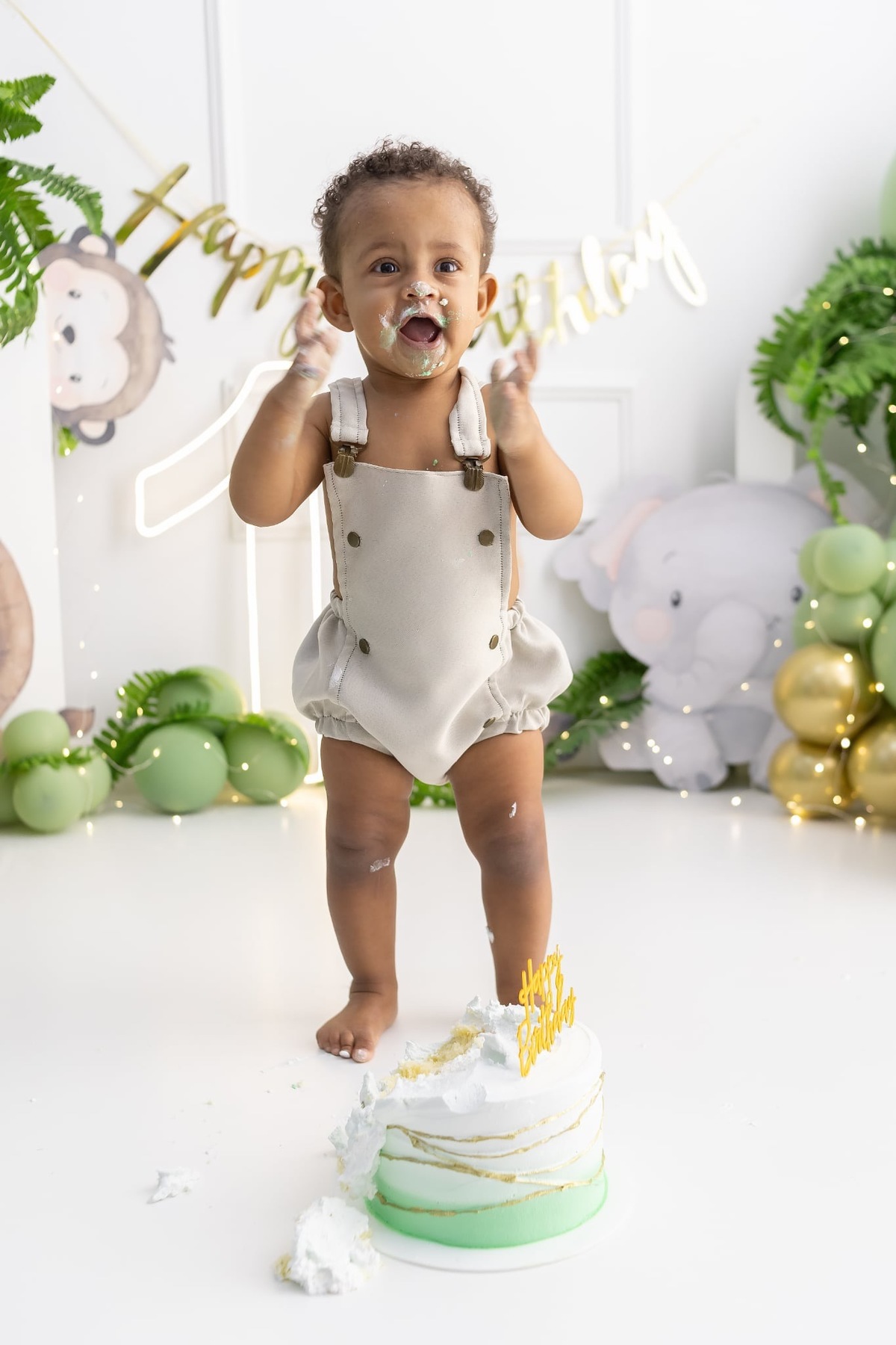 Ensaio de smash the cake em estúdio. Fotografo em Londrina especializado em ensaios de bebes, família e crianças. Momento registrado pela fotografa Giscellayne.