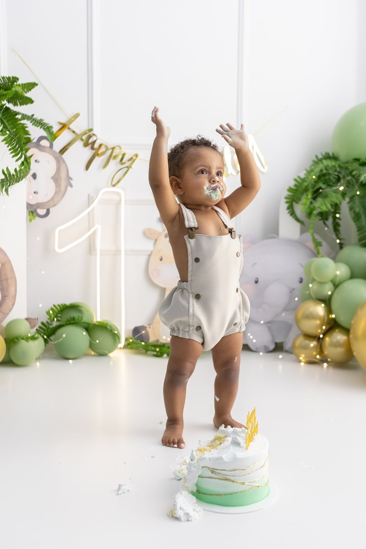 Ensaio de smash the cake em estúdio. Fotografo em Londrina especializado em ensaios de bebes, família e crianças. Momento registrado pela fotografa Giscellayne.