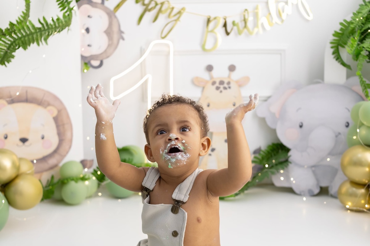 Ensaio de smash the cake em estúdio. Fotografo em Londrina especializado em ensaios de bebes, família e crianças. Momento registrado pela fotografa Giscellayne.