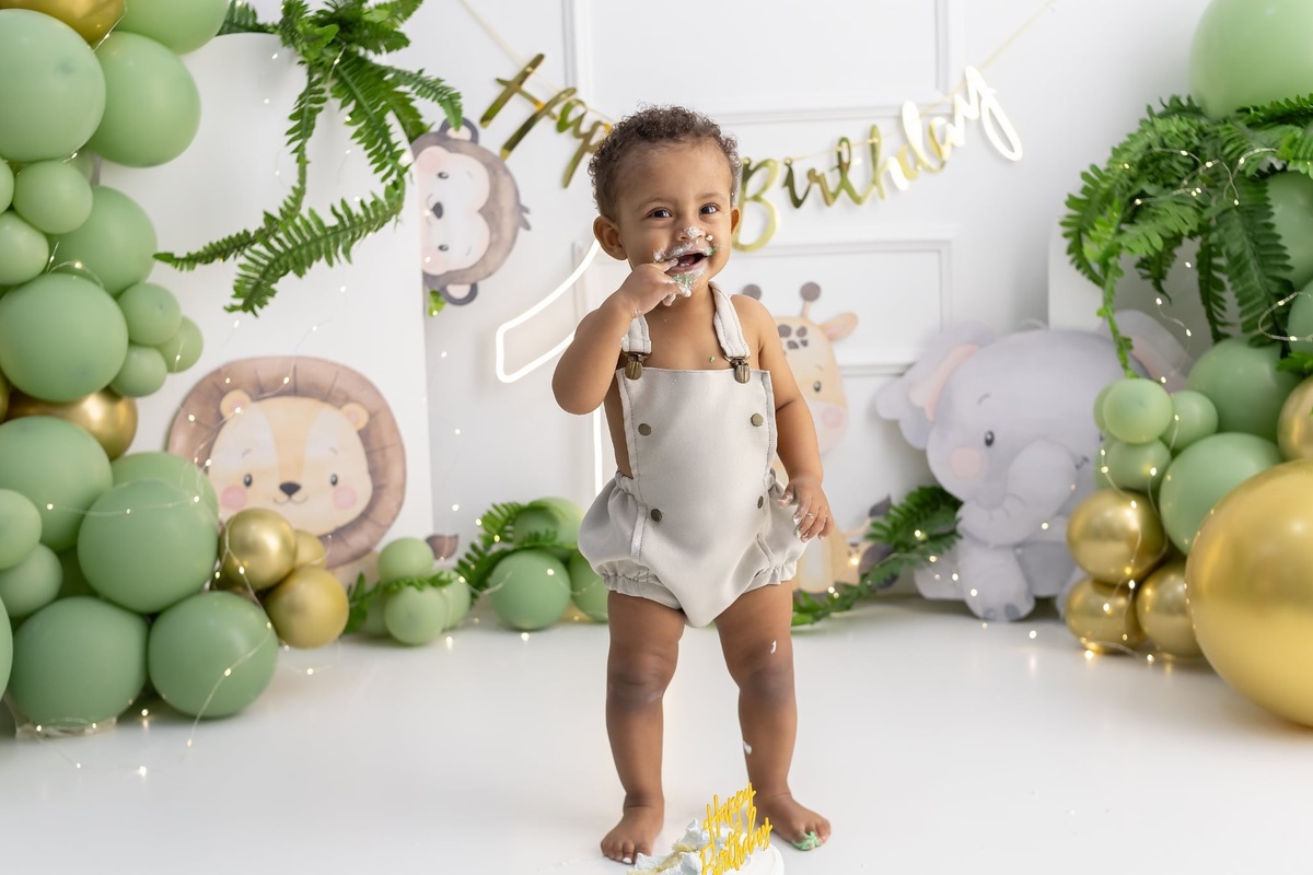 Ensaio de smash the cake em estúdio. Fotografo em Londrina especializado em ensaios de bebes, família e crianças. Momento registrado pela fotografa Giscellayne.