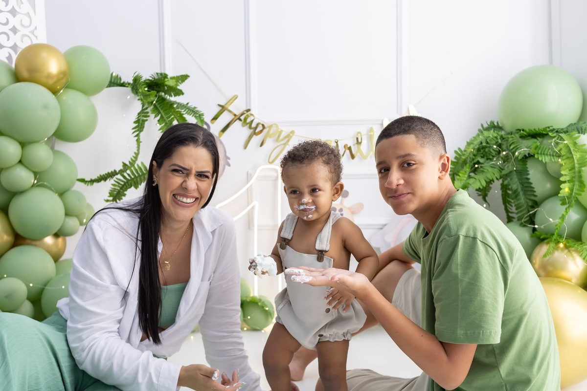 Ensaio de smash the cake em estúdio. Fotografo em Londrina especializado em ensaios de bebes, família e crianças. Momento registrado pela fotografa Giscellayne.