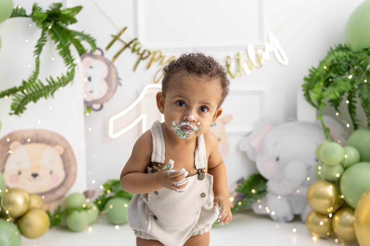 Ensaio de smash the cake em estúdio. Fotografo em Londrina especializado em ensaios de bebes, família e crianças. Momento registrado pela fotografa Giscellayne.