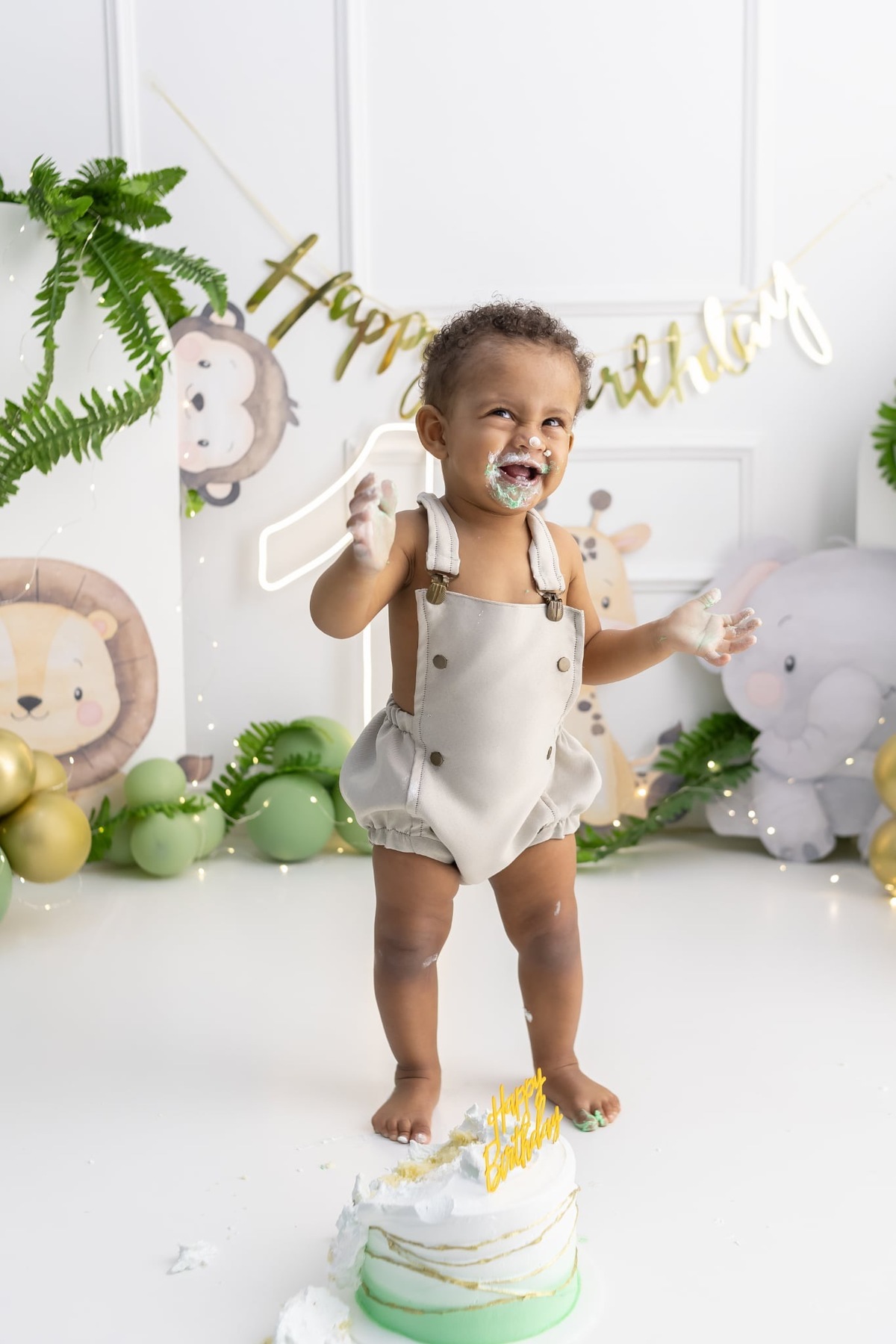 Ensaio de smash the cake em estúdio. Fotografo em Londrina especializado em ensaios de bebes, família e crianças. Momento registrado pela fotografa Giscellayne.