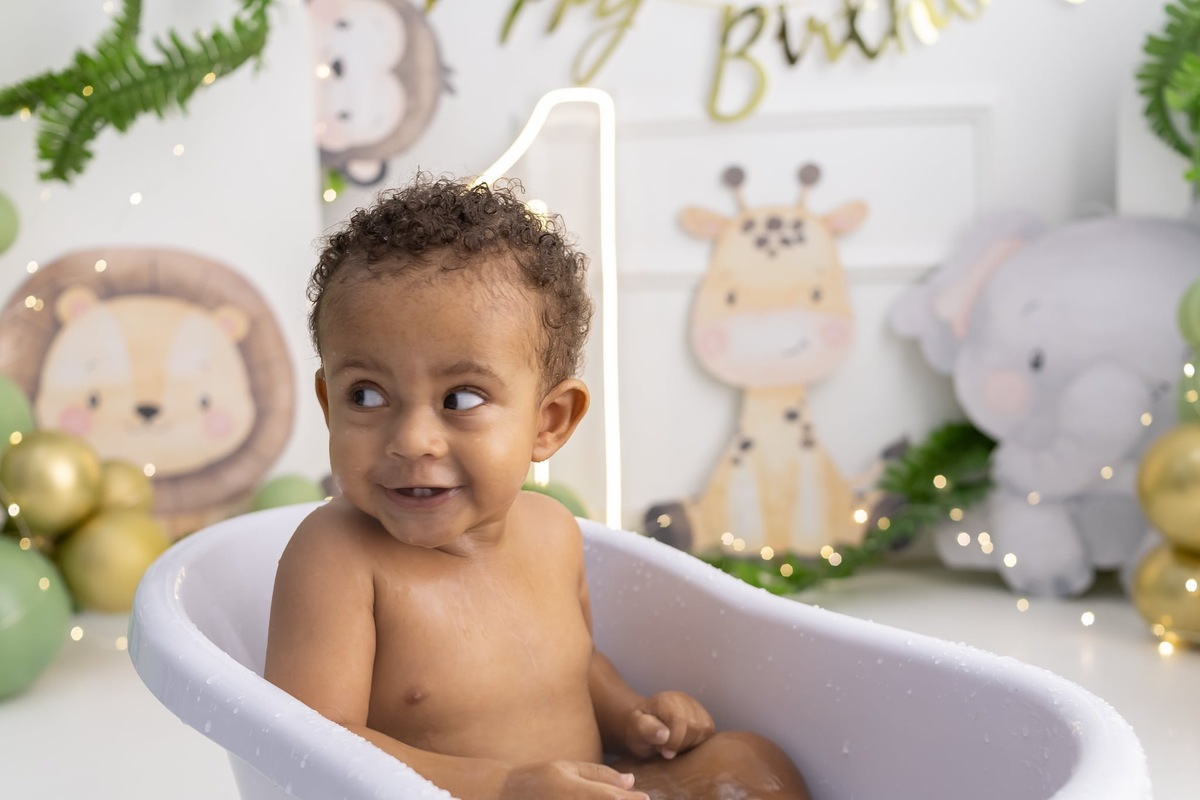 Ensaio de smash the cake em estúdio. Fotografo em Londrina especializado em ensaios de bebes, família e crianças. Momento registrado pela fotografa Giscellayne.
