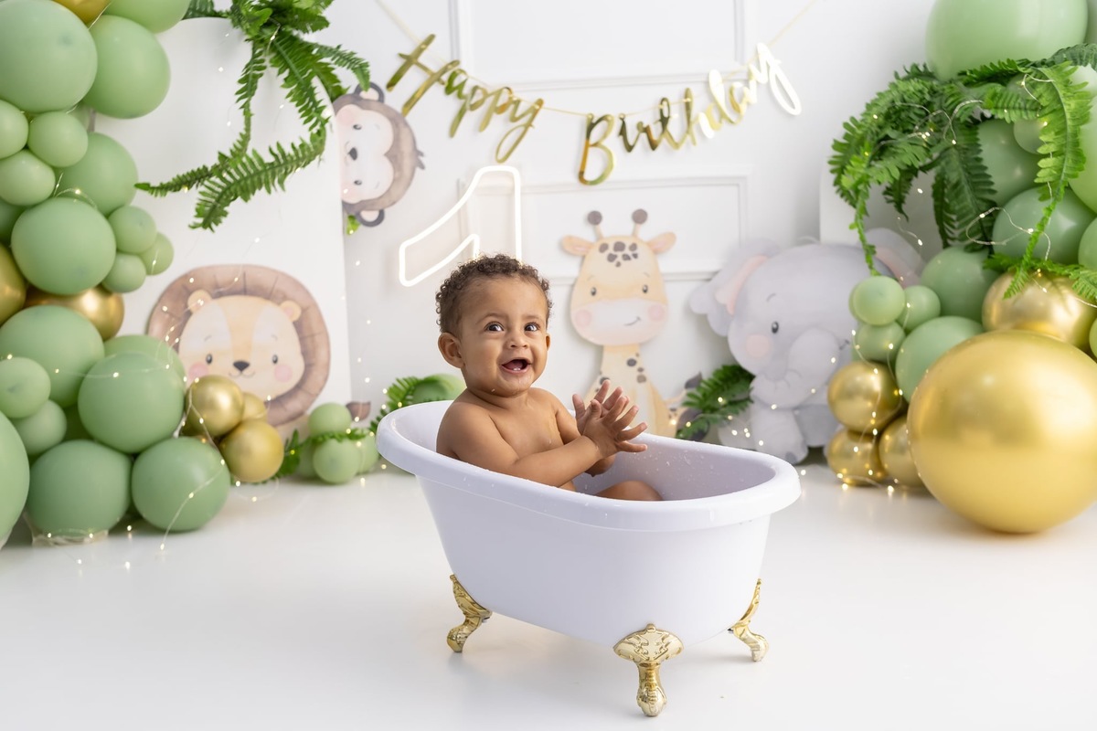 Ensaio de smash the cake em estúdio. Fotografo em Londrina especializado em ensaios de bebes, família e crianças. Momento registrado pela fotografa Giscellayne.