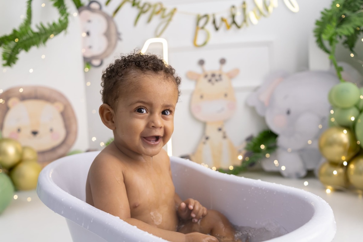 Ensaio de smash the cake em estúdio. Fotografo em Londrina especializado em ensaios de bebes, família e crianças. Momento registrado pela fotografa Giscellayne.