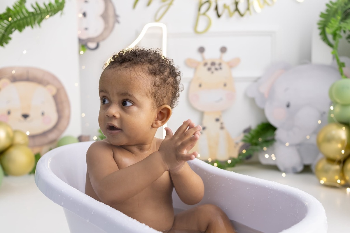 Ensaio de smash the cake em estúdio. Fotografo em Londrina especializado em ensaios de bebes, família e crianças. Momento registrado pela fotografa Giscellayne.