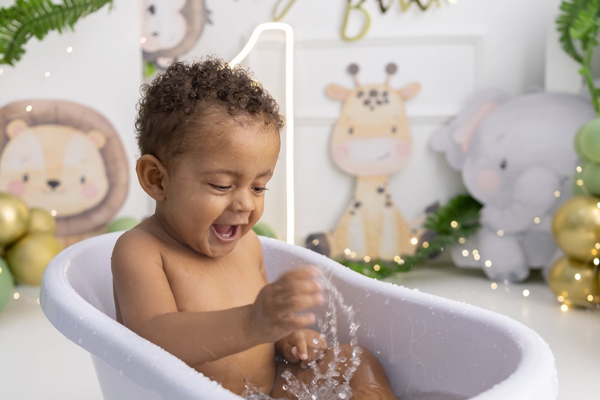 Ensaio de smash the cake em estúdio. Fotografo em Londrina especializado em ensaios de bebes, família e crianças. Momento registrado pela fotografa Giscellayne.