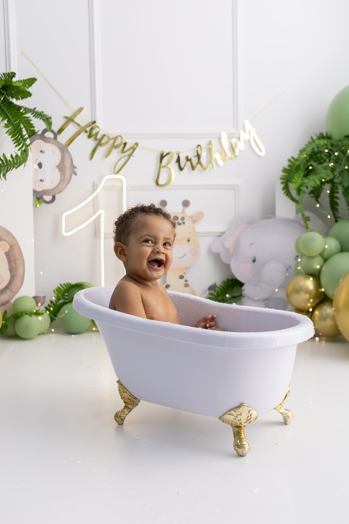 Ensaio de smash the cake em estúdio. Fotografo em Londrina especializado em ensaios de bebes, família e crianças. Momento registrado pela fotografa Giscellayne.